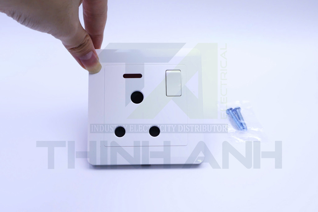 Ổ cắm 3 chấu tròn 15A kiểu Anh có công tắc và đèn báo 
