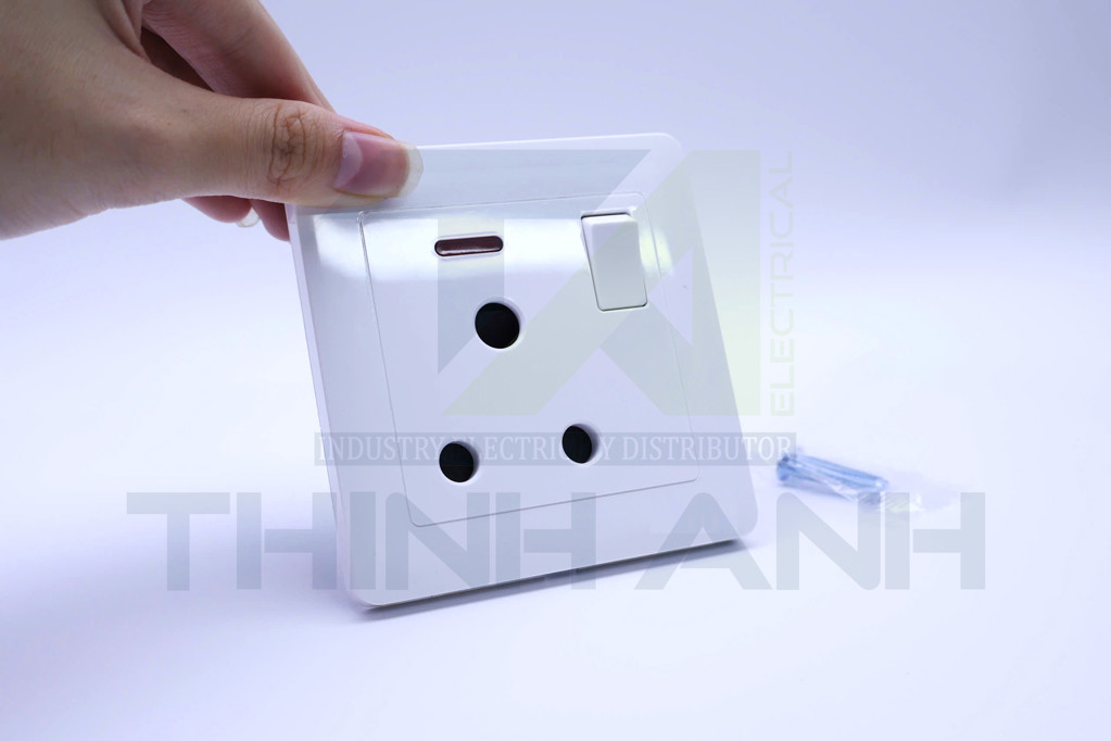Ổ cắm 3 chấu tròn 15A kiểu Anh có công tắc và đèn báo 