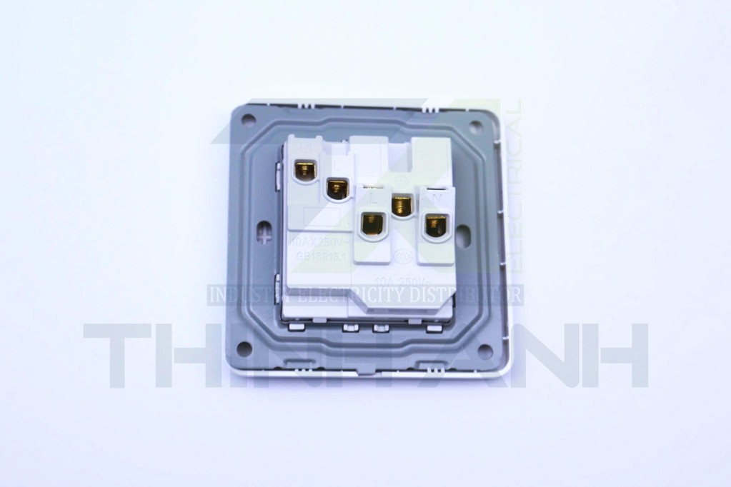 Ổ cắm điện 5 chấu ( 2 chấu dẹt + 3 chấu chéo) kèm công tắc 