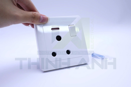 Ổ cắm 3 chấu tròn 15A kiểu Anh có công tắc và đèn báo 