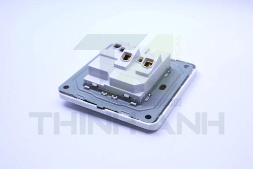 Ổ cắm điện 5 chấu ( 2 chấu dẹt + 3 chấu chéo) kèm công tắc 